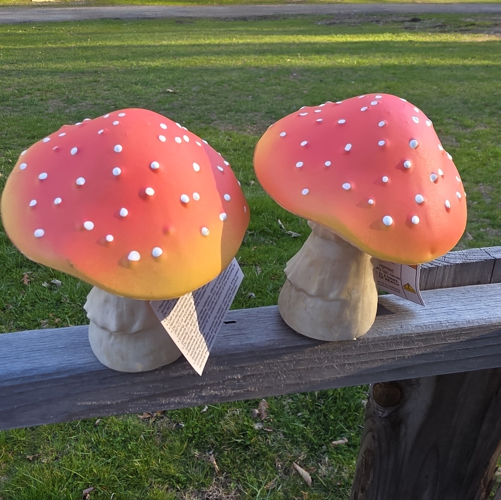 Mushroom Decor Set Of 2 Mushroom Garden Decor Light Up Batteries Included - Picture 3 of 7